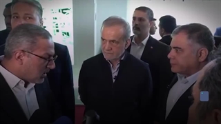 فیلم بازدید دکتر مسعود پزشکیان رئیس‌جمهور از غرفه هلدینگ پتروفرهنگ و گفتگو با جواد زارع‌پور برداشتن زگیل