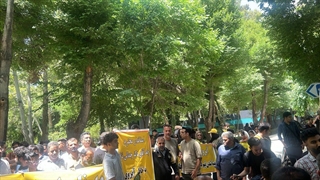 تجمع هواداران سپاهان مقابل استانداری اصفهان در انتقاد به نقل و انتقالات