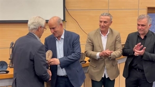 تقدیر بیژن ذوالفقارنسب رییس کانون مربیان از مهدی تاج