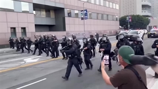 معترضان پس از یورش پلیس لس‌آنجلس، ساختمان فدرال را تخریب و با پلیس درگیر شدند