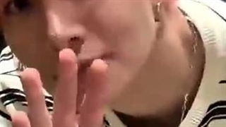 انهایپن بعد فن ساین به عنوان گارسون داخل کافه کار می کردن