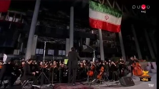 اجرای سرود ای ایران ای مرز پر گهر - زیر ساختمان شیشه ای بمباران شده صدا و سیما