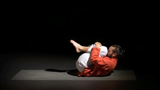 حرکت چرخش باد در یوگا برای رفع یبوست