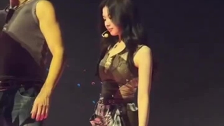 ویدئو وایرال شده از سانا که برای حفظ کنترلش دستش رو روی شونه دنسر می‌زاره و چهره دنسر