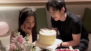 دو روز پیش تولد استریو بود و هه یو سوپرایزش کرد(((((: ♡