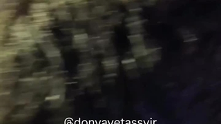 جواد عزتی جایزه بهترین بازیگر زن جشن حافظ را به بهنوش طباطبایی اهدا کرد.