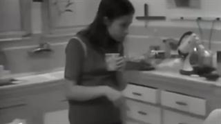 تراپیست در حال کار کردن با جینی وایلی دختری که ۱۳ سال زندانی پدر بود