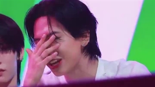 جهیون به خاطر یه فنکم حسابی وایرال شده ( ادامه کپشن )