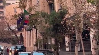 شکاف طبقاتی در خیابان فرشته: بنز گران‌قیمت در کنار مرد باربر