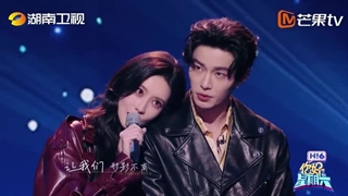 اجرای آهنگی از هه یو و منگ زی یی در برنامه سلام شنبه برای سریال شکوفه های قدرت (Blossoms Of Power)