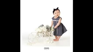 孩子们与埃兰迪·尤努恩的合影（带有西班牙语标志和文字）