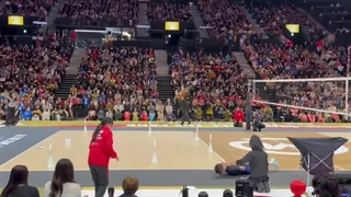 عذرخواهی والیبالیست ژاپنی از داور زن از زاویه‌ای دیگر