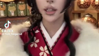 یه دختر چینی لباس ژاپنی پوشیده و داره آهنگ کره ای میخونه