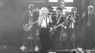 اجرای APT رزی و Bruno Mars