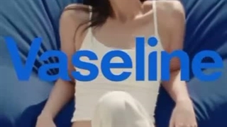 JENNIE& Vaseline