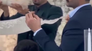 اون که مدام کل میکشید پدر عروس محمده اون ک میگفت عروس رفته بقیش بالا نمیومد هیکاروععه اونور هم امیره ولی تو قاب نی