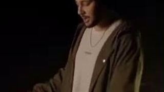 اوکی همه‌چی اوکیه فقط چرا از شلوار خیس شده نه صورت نه کلاا نه بالای لباس این بارون به کجاا میخورههه:ناراحت::خنده:
