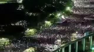 این ویدیو جدیدا توی توییتر خیلی وایرال شده که جمعیت کنسرت بی‌تی‌اس رو موقع خارج شدن و تموم شدن کنسرت نشون میده..ادامه کپ..