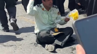 رسانه سواحیلی : یک افسر پلیس در ایران، روی زمین نشسته و ظرف آب را بر روی سر گذاشته تا مردم با نوشیدن آن تشنگیشان رفع شود