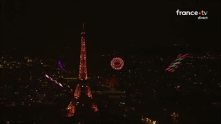 ترک Boombayah حین نمایش سنتی آتش بازی پاریس که بعد از کنسرت سالانه Le Concert de Paris برگزار شد‌، در محوطه برج ایفل پخش شد