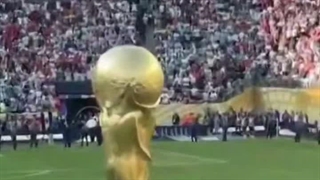 هو شدن ترامپ رئیس جمهور فاسد آمریکا در مراسم اهداء مدال قهرمانی جام جهانی فوتبال در آمریکا