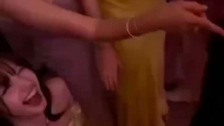 این ویدیو از لیسا که برای امضا دادن به یه بازیگر تایلندی روی زمین زانو میزنه و بعدش کمرش رو میبوسه حسابی وایرال شده