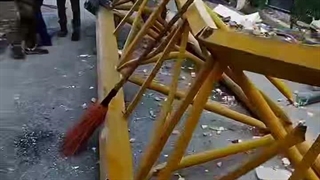 سقوط جرثقیل ساختمان ۵ طبقه در غرب تهران را سوراخ کرد
